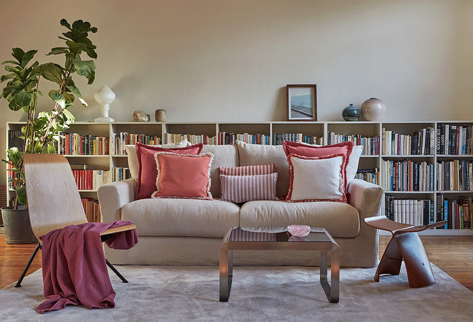 Salón con coloridos sofás y cojines.